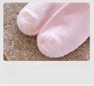 Detailaufnahme der flachen Zehennaht an rosa Thermosocken mit weicher Faserstruktur