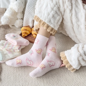 Rosa Plüschsocken mit Zeichentrick Welpenmuster für warme Winterfüße im Haus