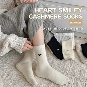 Calze calde in cashmere con ricamo a sorriso su tappeto bianco a pelo lungo