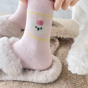 Rosa Plüschsocken mit gelben Streifen und süßer Bärenbestickung für den Winter