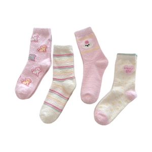 Rosa Korallenvlies Socken 4er-Pack mit niedlichen Welpenmustern und warmem Wintermaterial