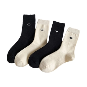 Calze spesse e calde da donna con ricamo minimalista a forma di faccina e cuore bianco e nero