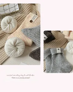 Détail de chaussettes en laine chaudes avec doublure polaire et étiquette cœur