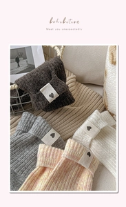 Vue détaillée des chaussettes en laine côtelée avec étiquettes cœur et texture tricotée