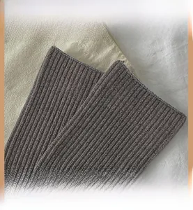 Gros plan détaillé du bord-côte élastique sur les chaussettes en maille gris foncé