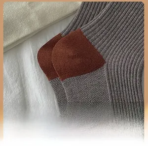 Détail de chaussettes avec texture côtelée et talon renforcé de couleur contrastée