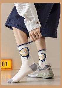Détail de chaussettes blanches en coton avec sourire graffiti jaune et talon gris chiné