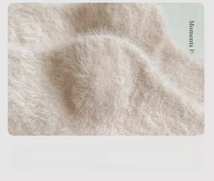 Dettaglio ravvicinato del tallone rinforzato su calze di peluche beige con ricamo a orsetto