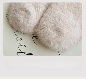 Dettaglio della cucitura piatta sulla punta delle calze termiche in peluche beige