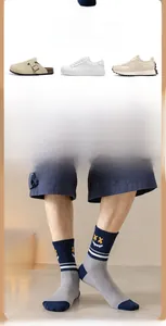Détail de chaussettes en coton pour hommes avec talon contrasté et broderie smiley jaune
