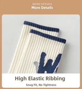 Gros plan des bords-côtes élastiques sur chaussettes en coton pour le confort