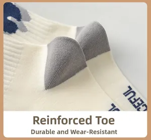 Détail de la pointe grise renforcée sur des chaussettes en coton peigné blanc cassé