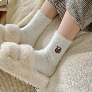 Calze spesse e calde in pile bianco con ricamo di orsetto bruno e scritta NUTTY