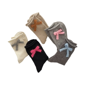 Set di calze da donna in cotone con fiocchi a maglia in beige, grigio, bianco e nero