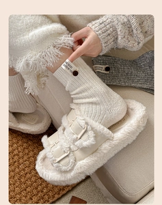 Détail de chaussettes en laine à boutons et de pantoufles en peluche pour l'hiver