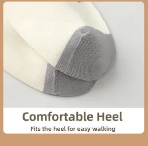 Vue détaillée du talon renforcé et de la texture en tricot des chaussettes bicolores