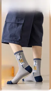 Vue détaillée des chaussettes grises avec talon contrasté bleu et motifs graphiques
