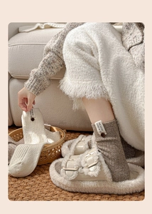 Détail de chaussettes en tricot de laine avec bouton décoratif et étiquette en tissu