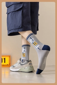 Détail de chaussettes en coton gris pour hommes avec texte street style et contrastes de bleu