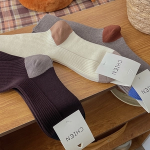 Trois paires de chaussettes épaisses en cachemire en violet, crème et gris avec maille côtelée