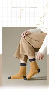 Detailansicht gelber Herrensocken im Vintage-Stil mit grauen Akzenten am Model