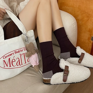 Chaussures chaudes en cachemire et chaussettes à rayures marron pour femmes chez soi