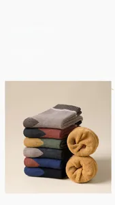 Makroaufnahme verschiedener dicker Thermo-Frotteesocken mit Color-Block-Strickstruktur