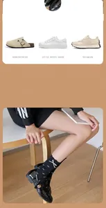 Détail de chaussettes noires douces avec motif nœud blanc et bordure à volants chic