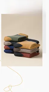 Details von fünf Paar dicken Wintersocken in Grün, Gelb, Marine, Braun und Dunkelrot
