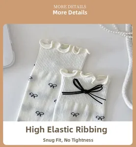 Gros plan du revers élastique blanc avec nœuds noirs et texture en maille fine