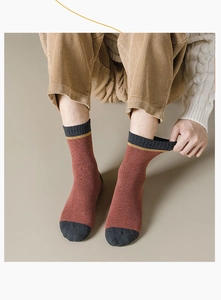 Detail der elastischen Rippung und der dicken Thermo-Struktur dieser Herren-Wollsocken