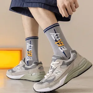 Chaussettes mi-hautes en coton peigné gris pour homme avec smiley graffiti et lettrage
