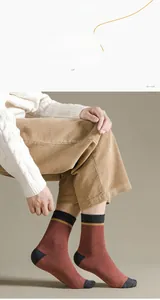 Detail von rotbraunen Strick-Socken für Herren mit grauen Kontrast-Fersen