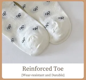 Détail de la pointe renforcée sur des chaussettes en tricot avec motifs de nœuds