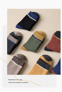 Makroansicht von Retro-Socken mit Farblock-Design aus gemütlicher, dicker Baumwolle