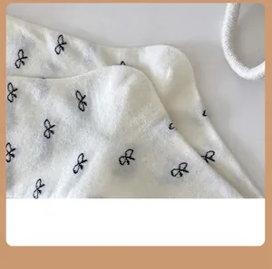 Détail du talon confortable et de la texture en maille des chaussettes blanches à pois nœuds
