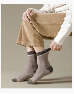 Detailaufnahme der Thermo-Frotteesocken für Herren in warmem Erdtöne-Farblock-Design