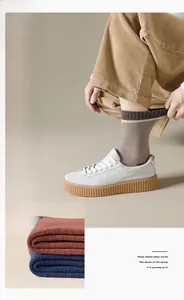 Detail von dicken Winter-Socken mit gerippten Bündchen und Kontrastfarben-Streifen