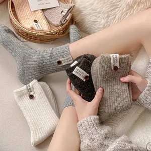 Chaussettes épaisses en laine aux tons terre avec boutons décoratifs et étiquettes vintage