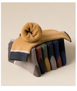 Nahaufnahme des dicken Frotteefutters und der Farbblock-Textur der Thermo-Wintersocken
