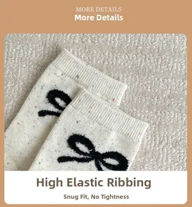 Détail macro des poignets côtelés élastiques sur chaussettes en maille mouchetée à nœud