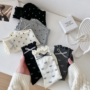 Chaussettes femme avec nœuds et pois en noir, blanc et gris au style doux japonais