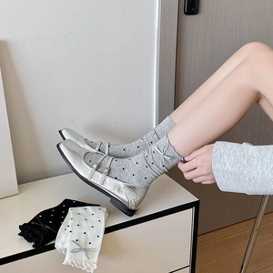 Chaussettes à pois avec bordure à volants et nœud en gris, noir et blanc élégant