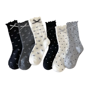 Lot de 6 paires de chaussettes mi-hautes avec nœuds, pois et bords festonnés en noir et blanc