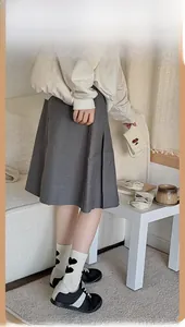 Vue détaillée d'une jupe plissée gris foncé avec chaussettes cœur et baskets de sport