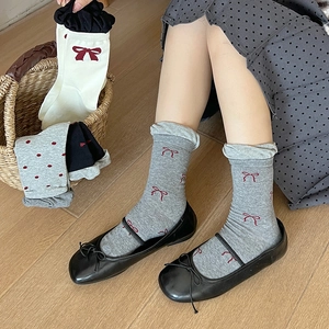 Bow-tie knitted mid-calf socks in soft cotton featuring classic embroidery and dots