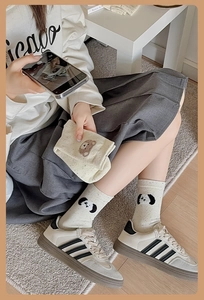 Gros plan de chaussettes en tricot crème avec motifs de chiens mignons et texture douce