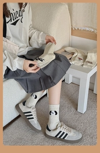 Détail de chaussettes en coton avec broderies d'animaux et motifs de texture flocon