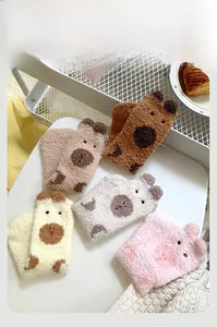 Détail de cinq paires de chaussettes d'hiver épaisses en polaire avec motifs d'animaux