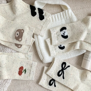 Chaussettes en maille crème à pois colorés avec broderies d'animaux mignons de mode